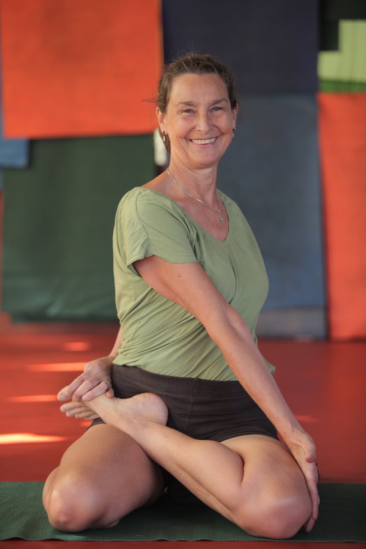 Iyengar yoga en vacances en Crète, Grèce, avec Victoria Bridges