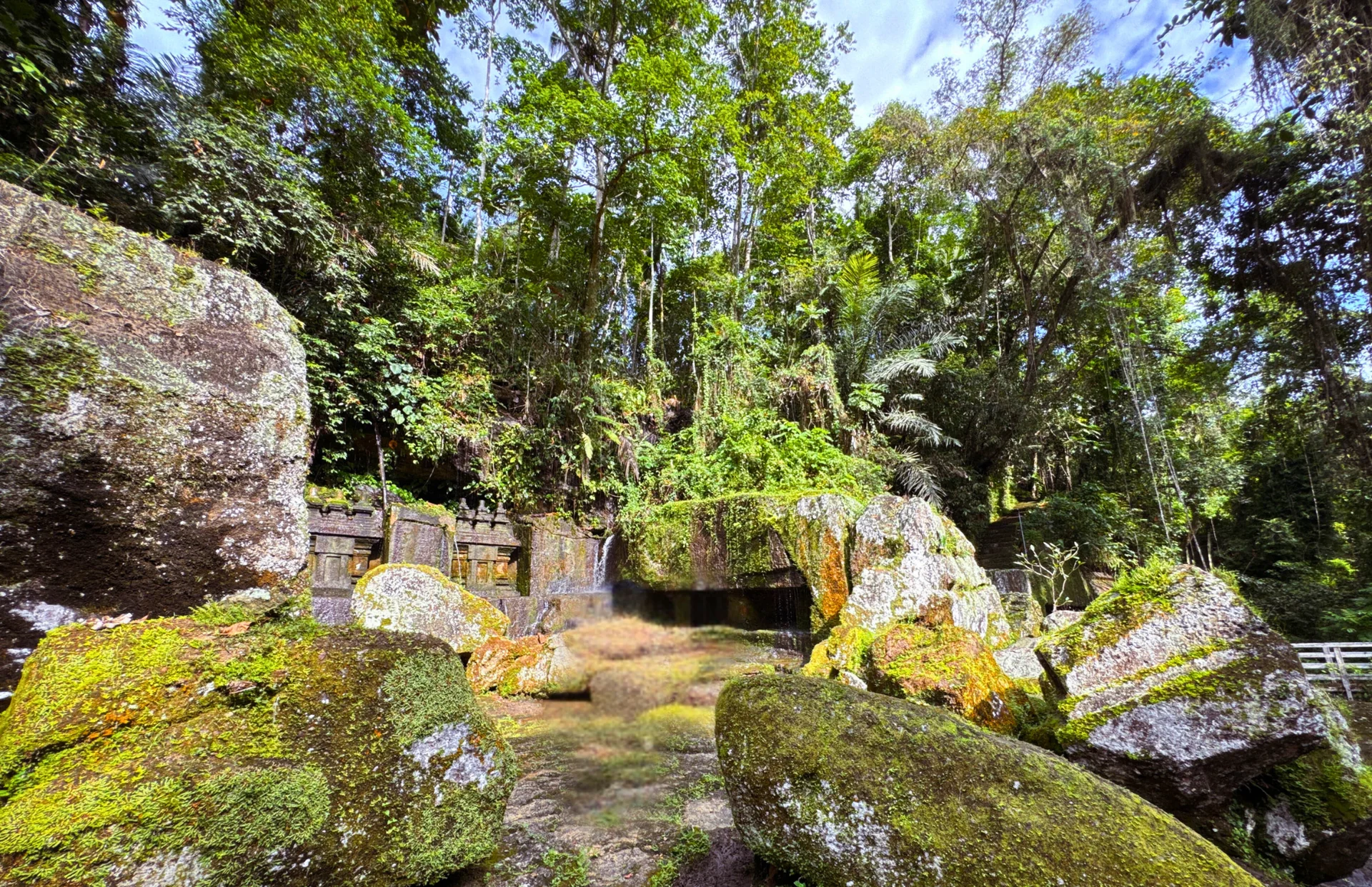 Bénédiction de l'eau dans les ruines ancestrales