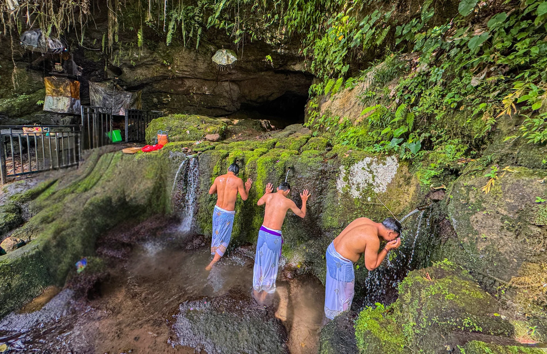 Bénédiction de l'eau dans les ruines ancestrales