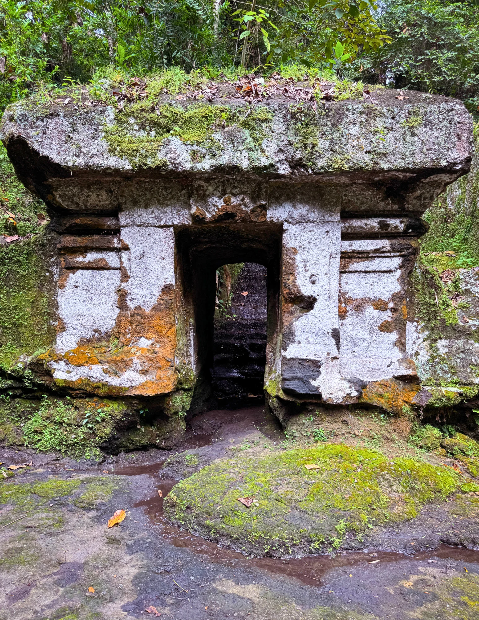 Bénédiction de l'eau dans les ruines ancestrales