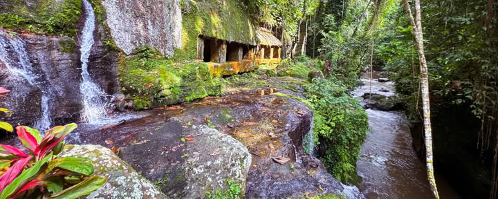 Bénédiction de l'eau dans les ruines ancestrales