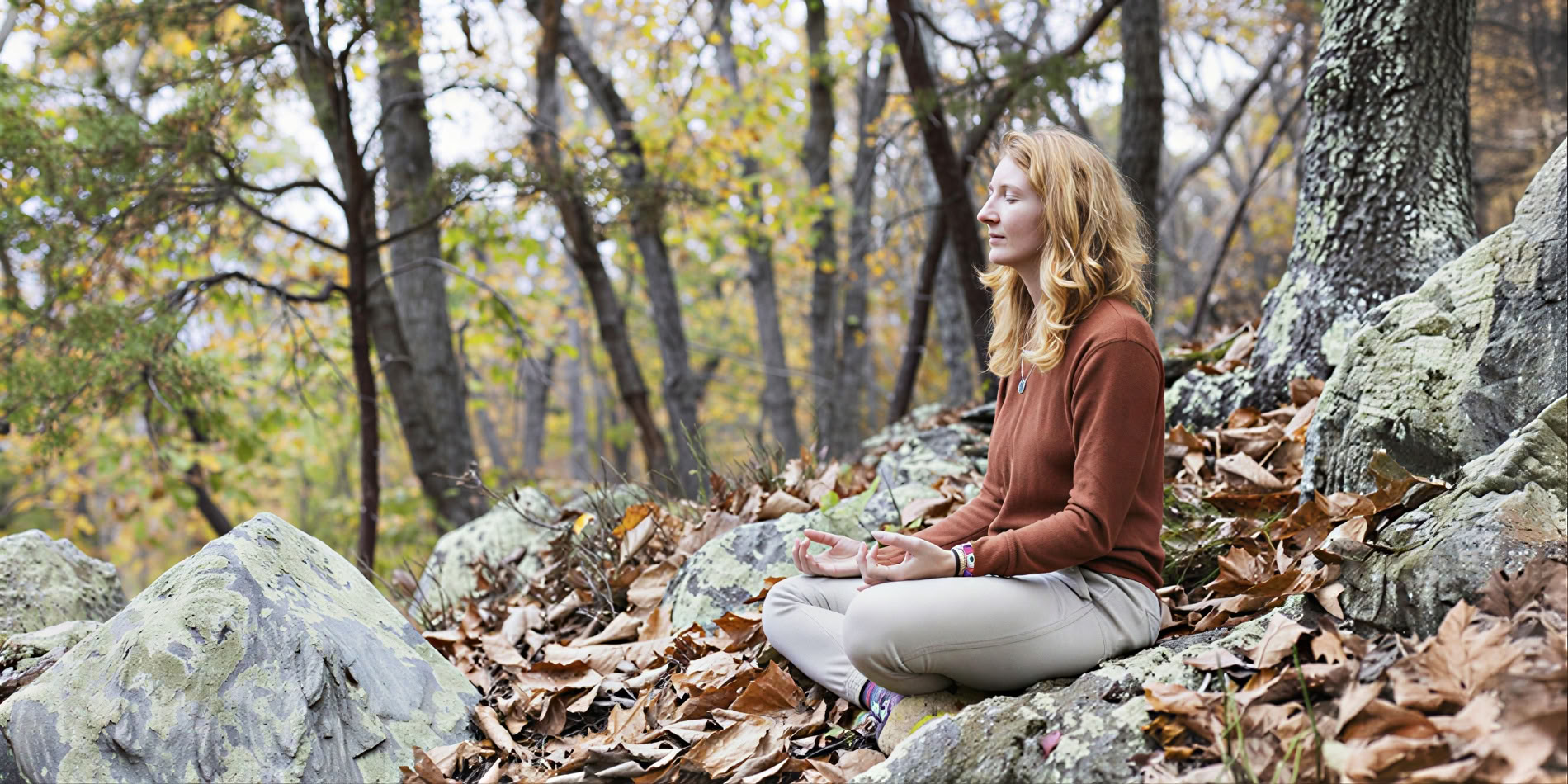 Whispering Leaves : Une retraite silencieuse de yoga et de méditation d’automne
