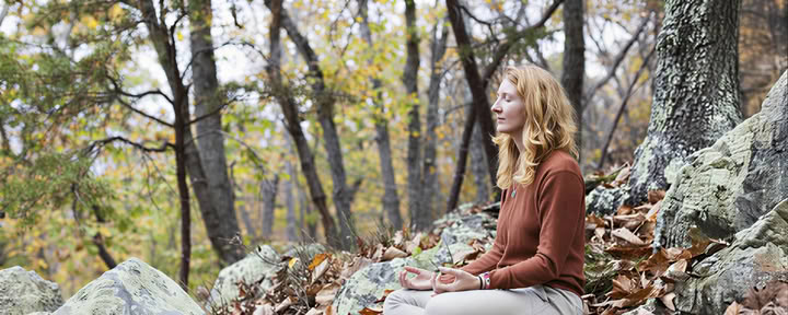 Whispering Leaves : Une retraite silencieuse de yoga et de méditation d’automne