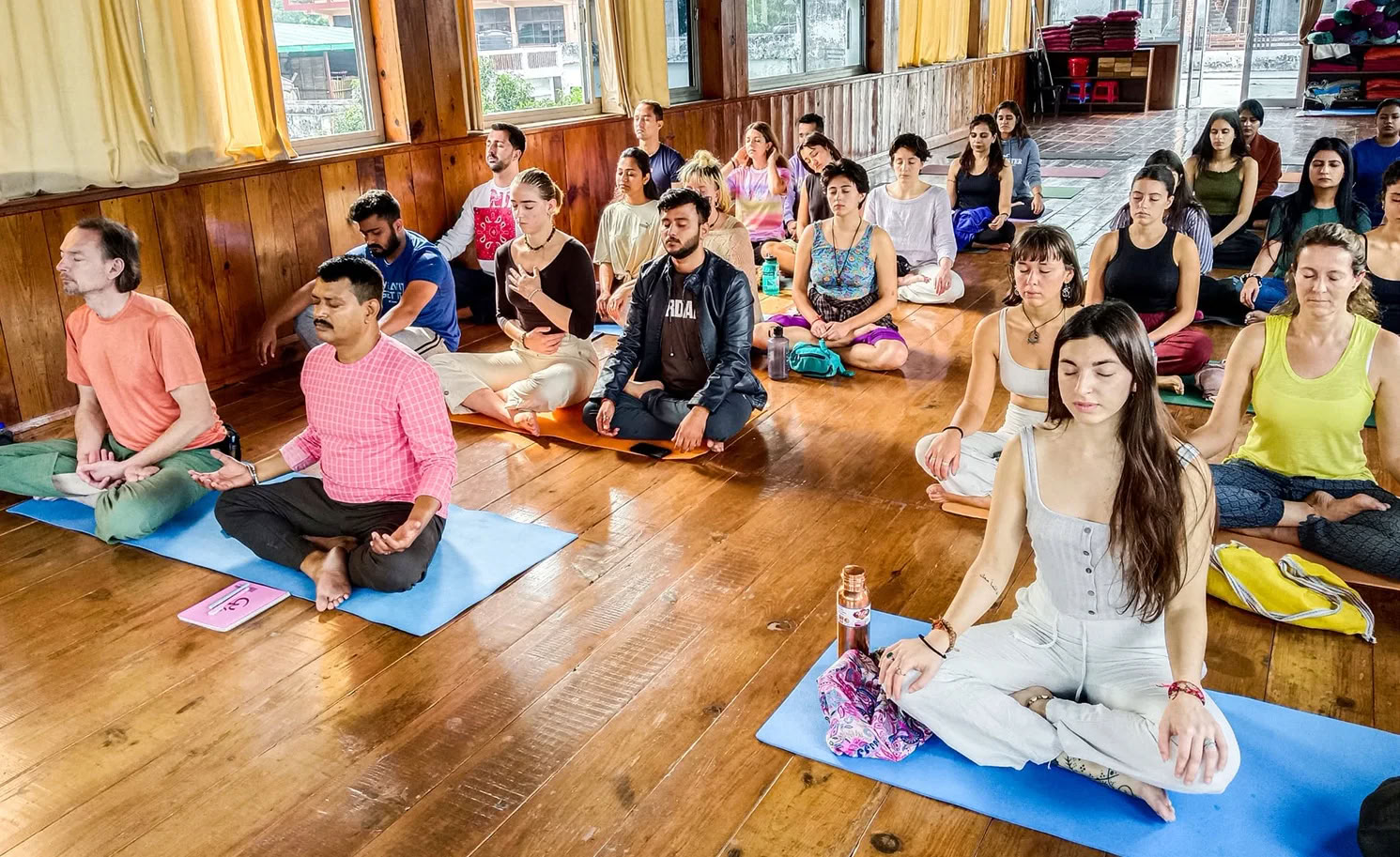 Formation de professeur de yoga de 100 heures à Rishikesh, en Inde – mai 2026
