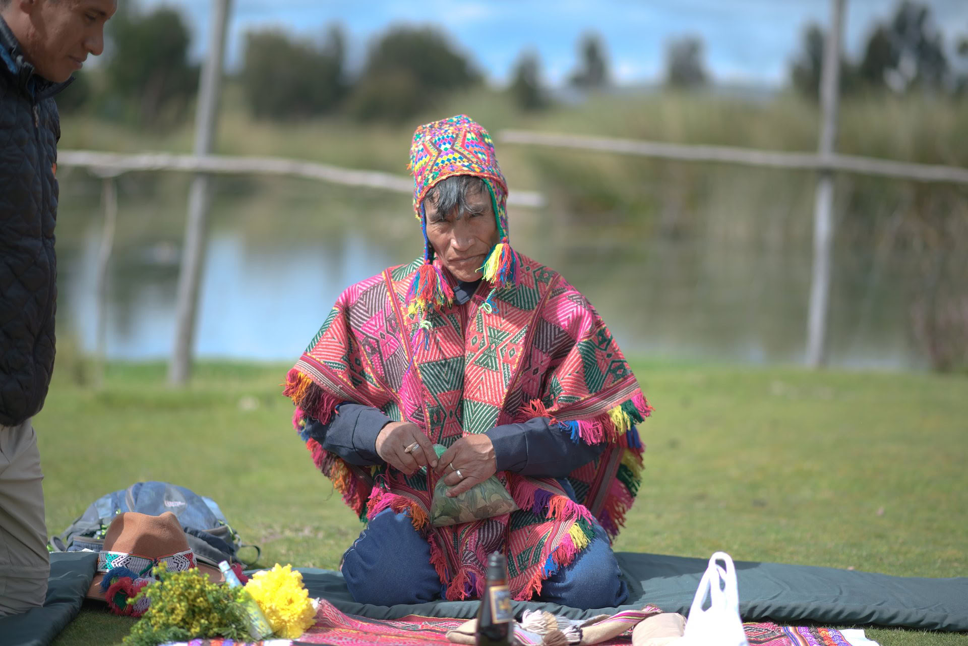 Lecture d’oracle de feuille de coca spirituelle avec guérisseur chamanique des Andes