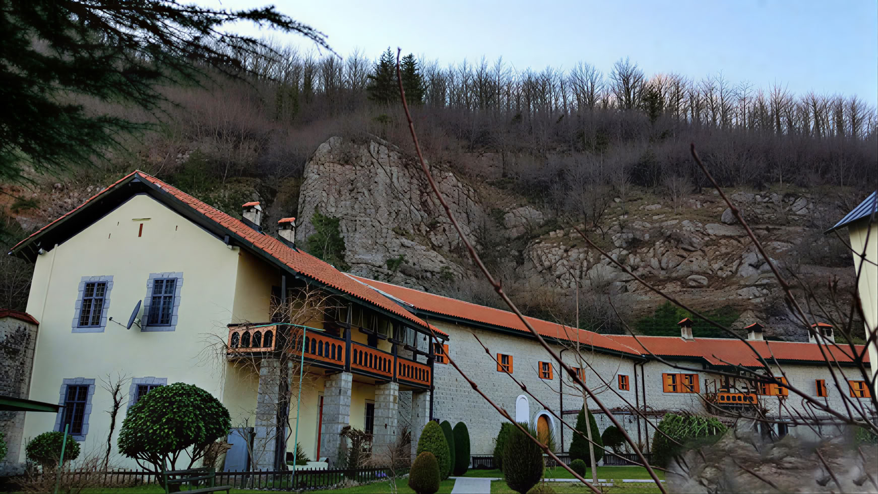 Tour du Grand Monastère du Monténégro