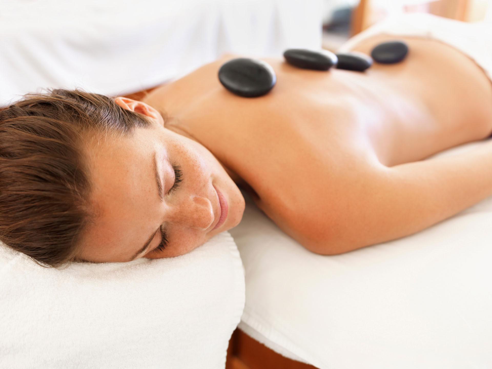 MASSAGE AUX PIERRES CHAUDES