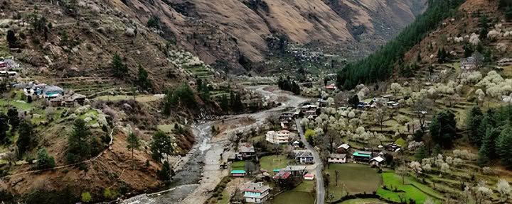 Sentiers forestiers vers des hameaux cachés : retraite himalayenne de Sojha, Tirthan et Sonaugi