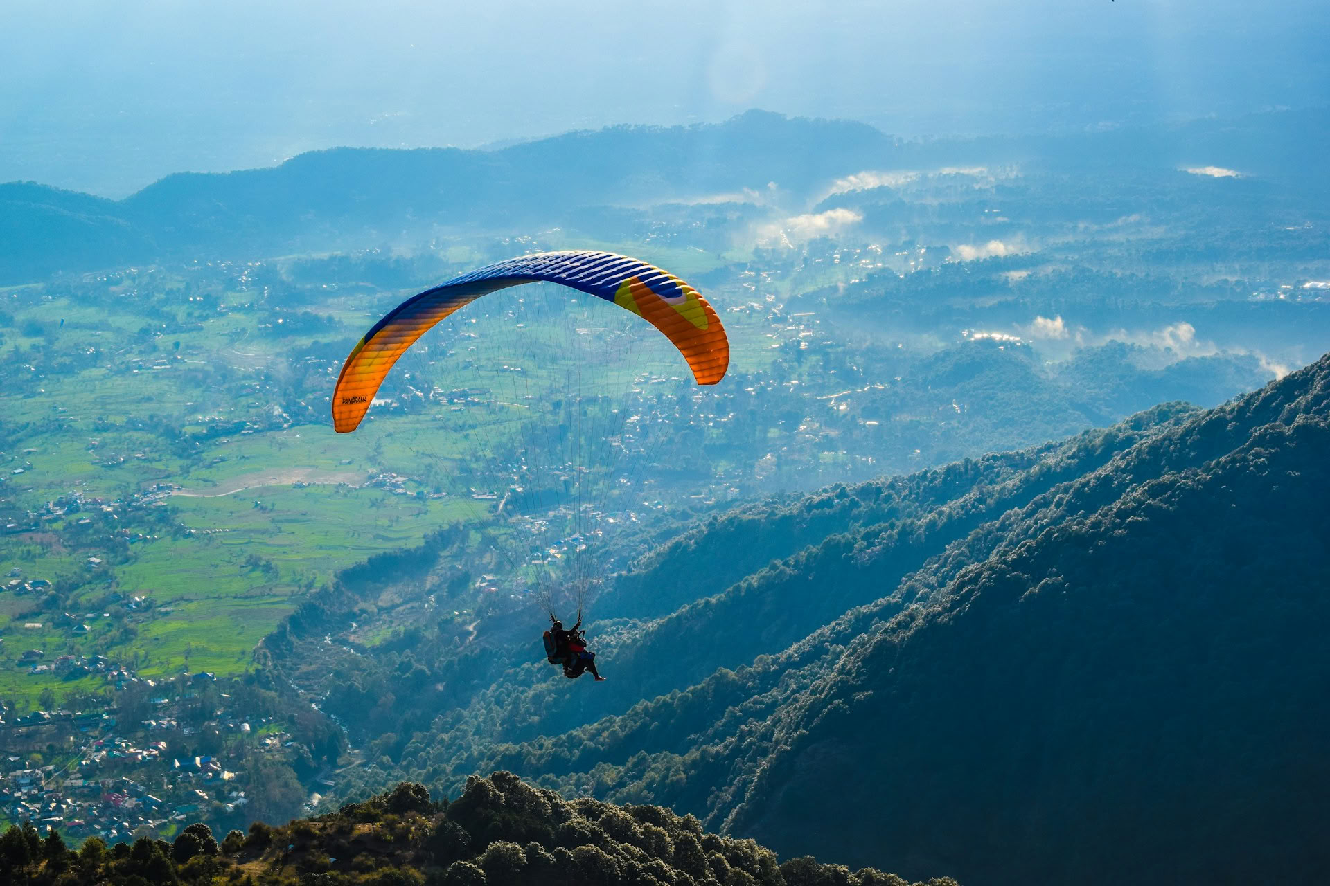 Monastères, sentiers du thé et vues célestes : escapade à Dharamshala, Palampur et Bir