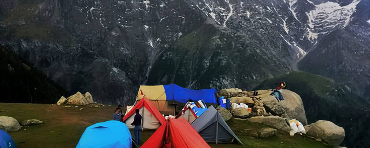 Monastères, sentiers du thé et vues célestes : escapade à Dharamshala, Palampur et Bir