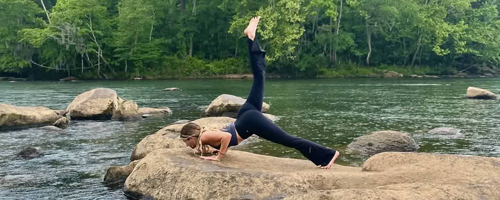 Tour de yoga sur la plage