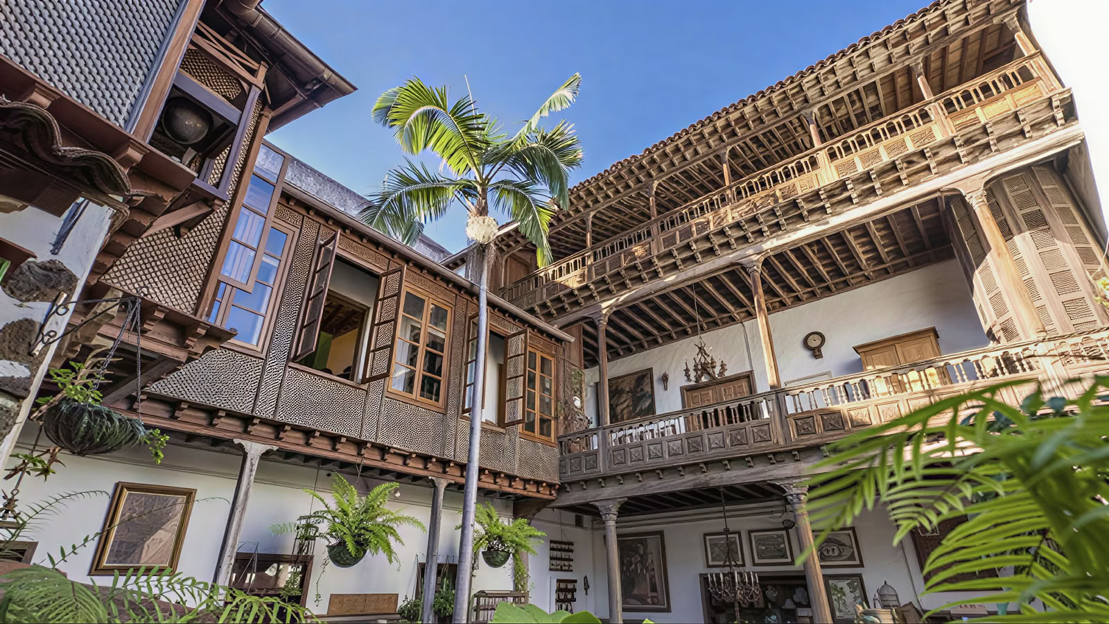 Visite typique de la maison des Canaries avec balcon + soin du visage spécialisé ou massage ayurvédique