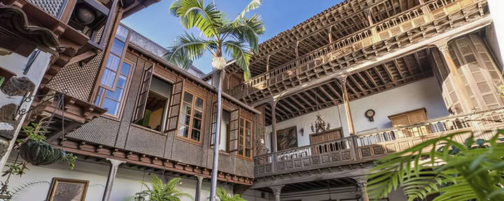 Visite typique de la maison des Canaries avec balcon + soin du visage spécialisé ou massage ayurvédique