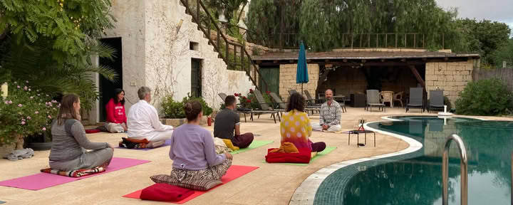 8 JOURS Yoga et pleine conscience POUR SE CONNECTER À SA VÉRITÉ INTÉRIEURE
