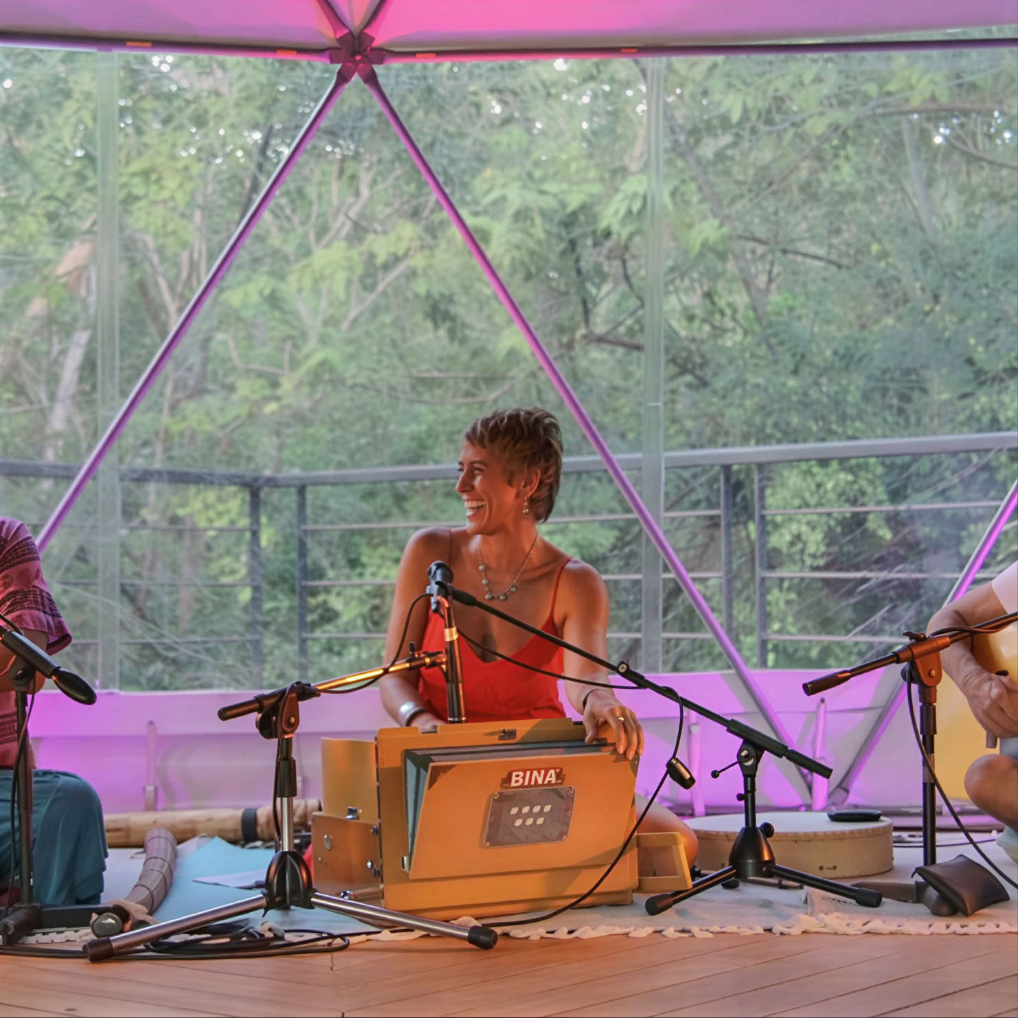 Concert de Kirtan dans le dôme géodésique