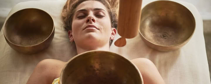 Voyage sonore avec gongs et bols en cristal dans le Dôme