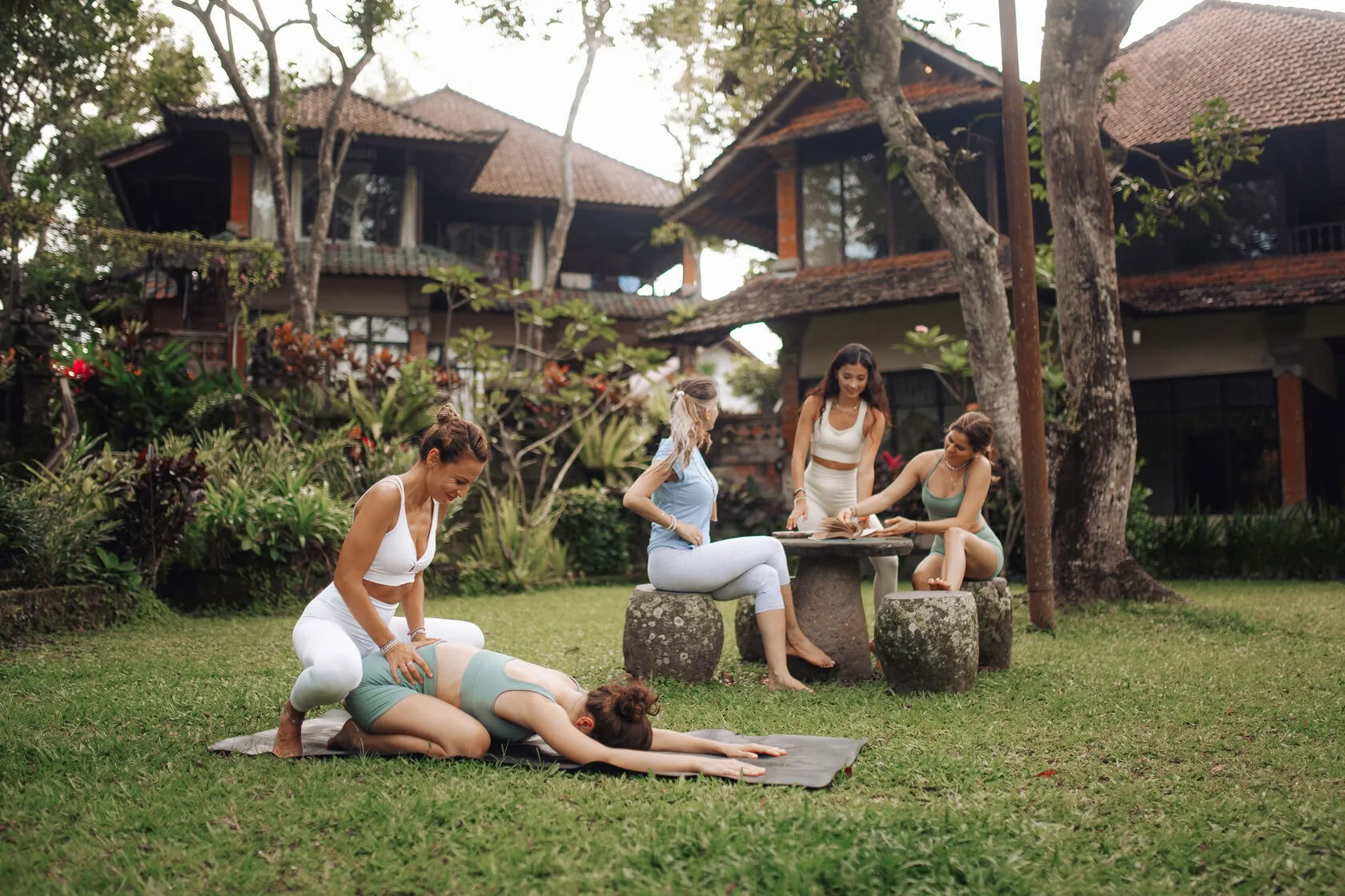 Formation d'enseignant de yoga hybride de 200 heures / 300 heures
