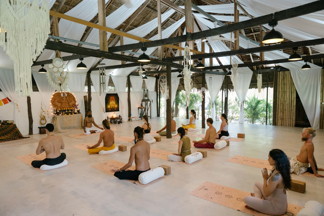 Formation de professeur de yoga hybride de 200 heures / 300 heures – 21 déc. – 30 déc. 2026