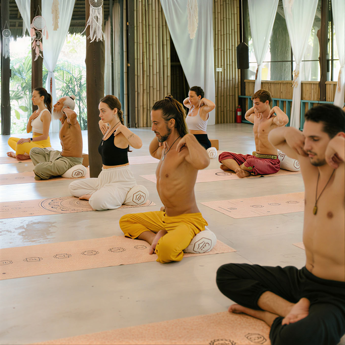 Formation de professeur de yoga hybride de 200 heures / 300 heures – 21 déc. – 30 déc. 2026