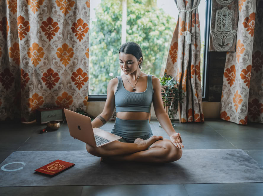 Formation hybride de professeur de yoga 200 heures / 300 heures – 24 août – 6 septembre 2026
