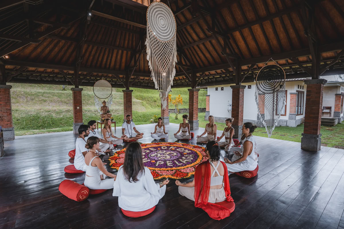 Formation hybride de professeur de yoga 200 heures / 300 heures – 24 août – 6 septembre 2026