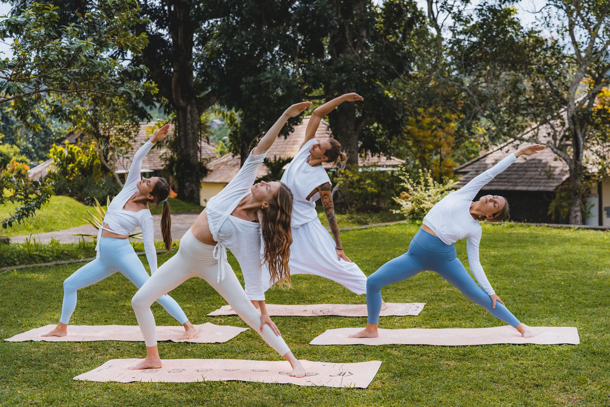 Formation hybride de professeur de yoga 200 heures / 300 heures – 24 août – 6 septembre 2026
