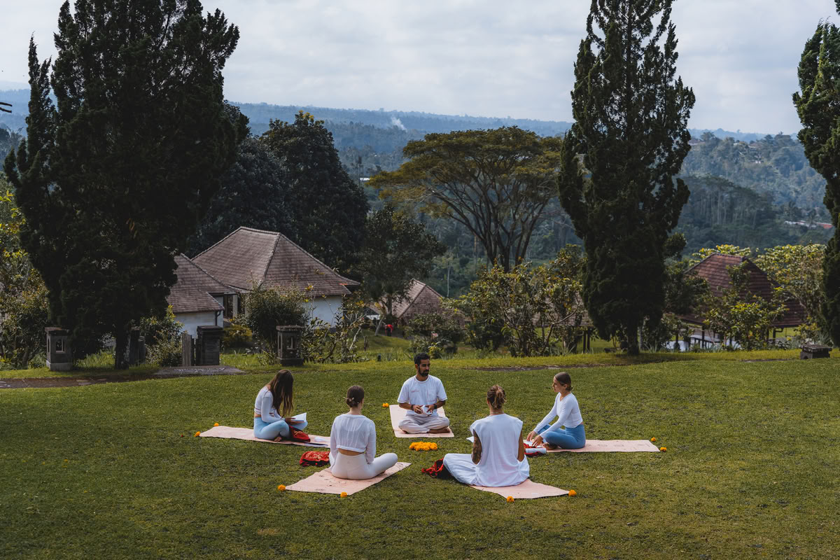 Formation hybride de professeur de yoga 200 heures / 300 heures – 24 août – 6 septembre 2026