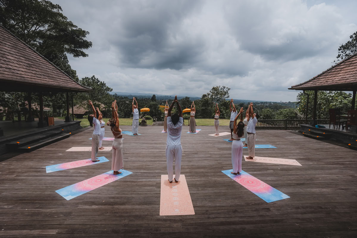 Formation de professeur de yoga hybride 200 heures / 300 heures – 24 déc. 2026 – 6 janv. 2027
