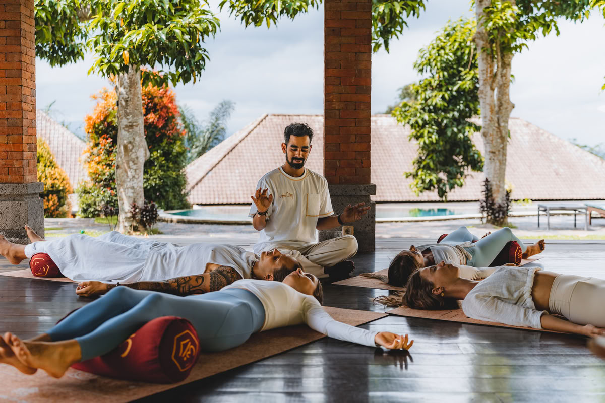 Formation de professeur de yoga de 300 heures – 24 août – 19 sept. 2026
