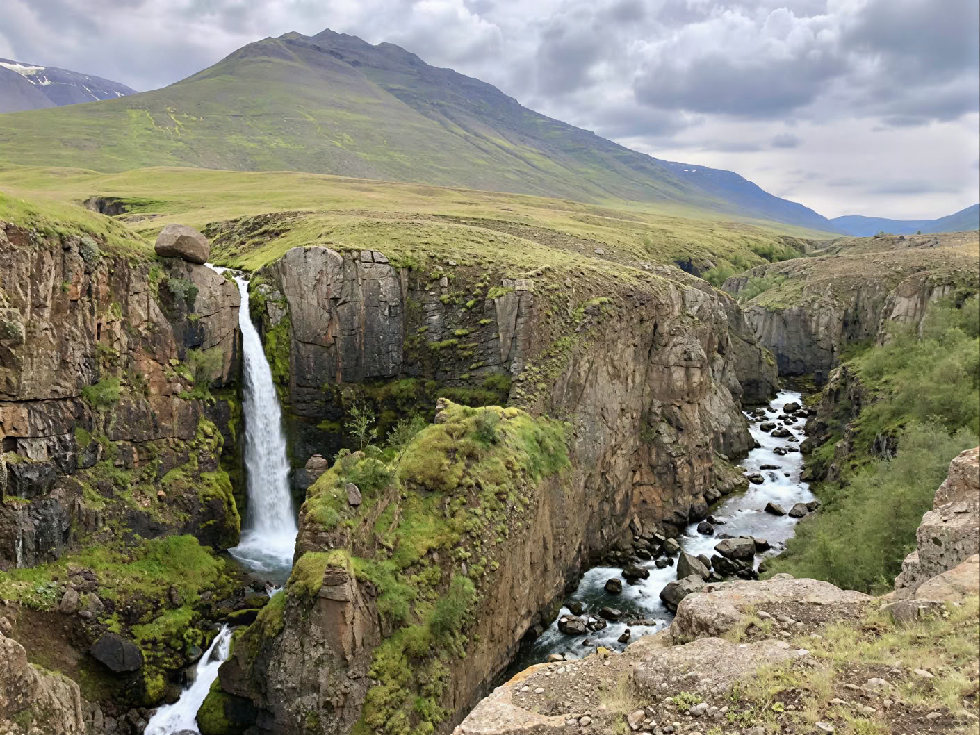 Yoga & Hike Retraite Midnightsun en Islande – Dates 2026
