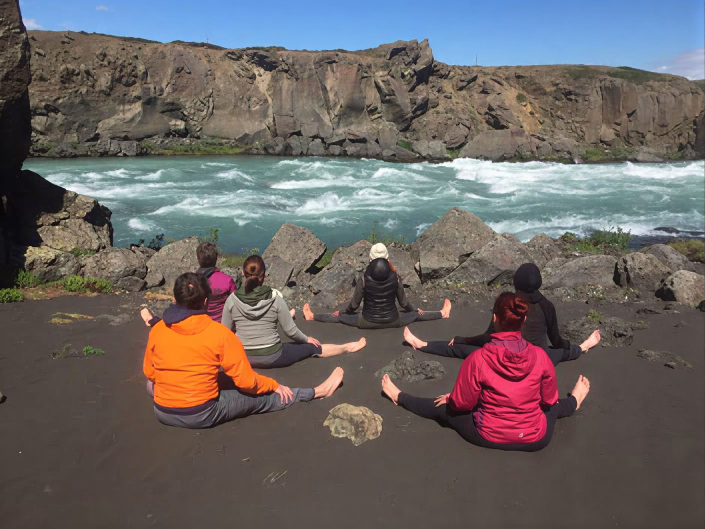 Yoga & Hike Retraite Midnightsun en Islande – Dates 2026