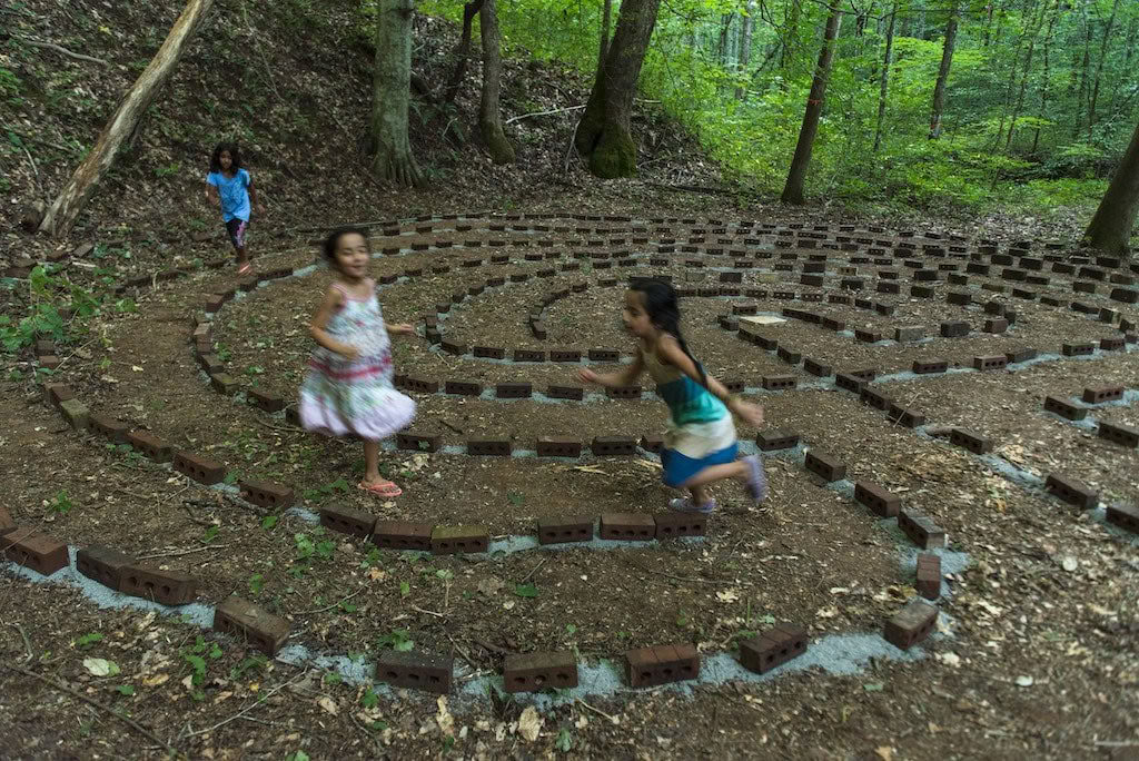 Walking the Path: Labyrinthe et immersion dans la nature retraite