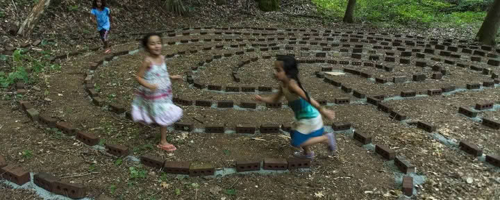 Walking the Path: Labyrinthe et immersion dans la nature retraite
