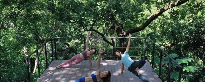 Yoga à flanc de falaise