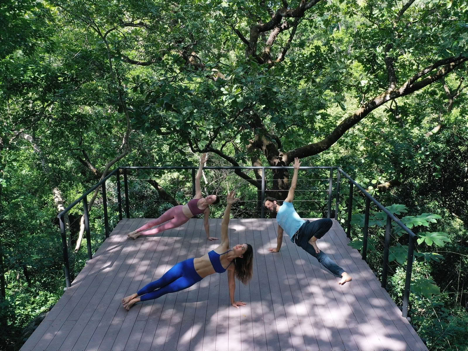 Yoga au bord de la falaise