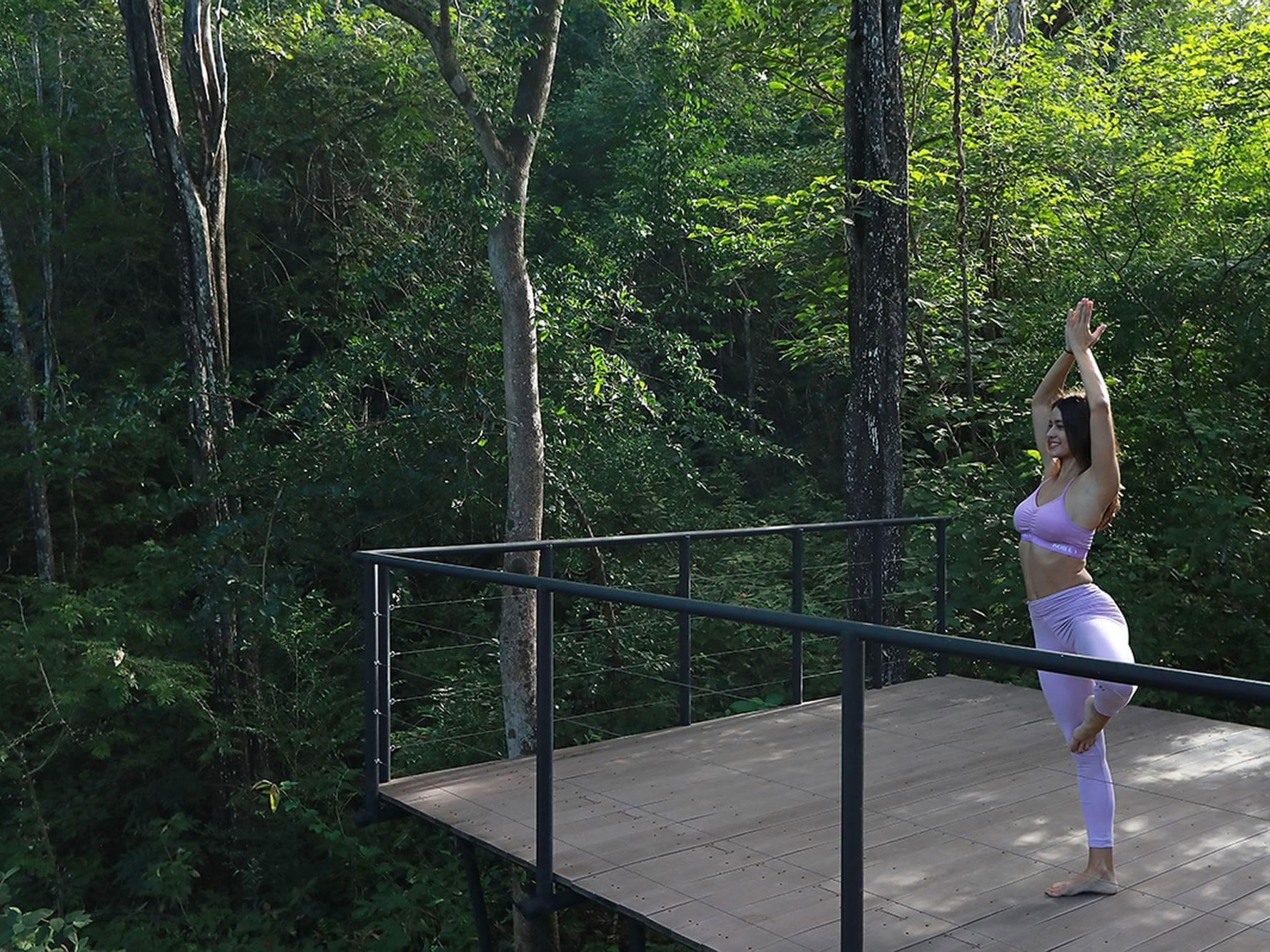 Yoga au bord de la falaise
