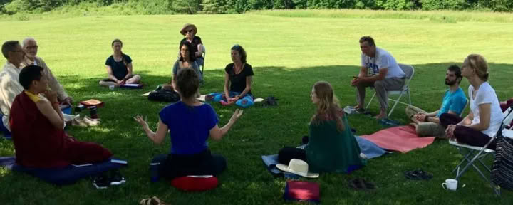 Living the Dharma : programme de pratique résidentielle