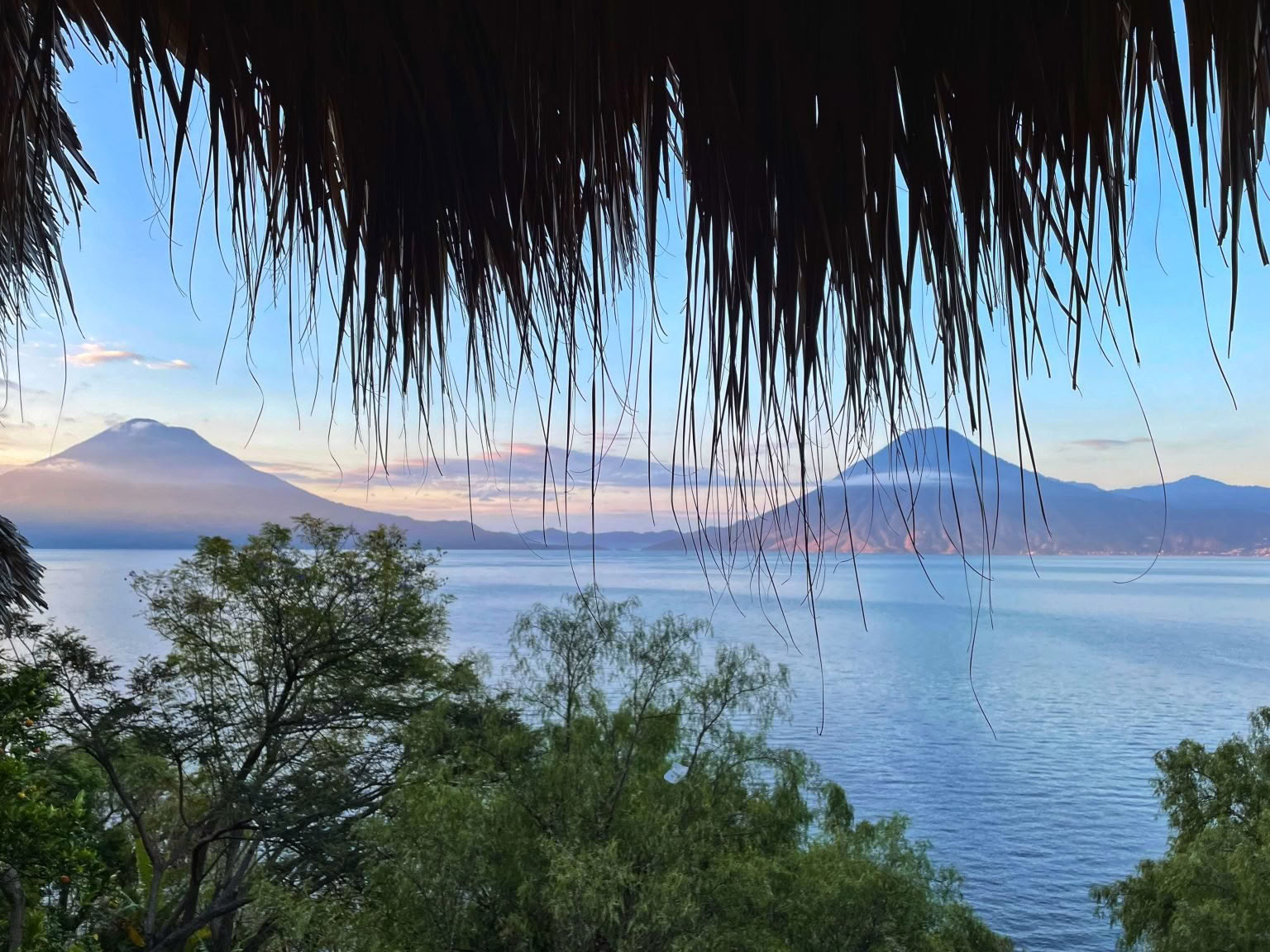 Flow, Explore, Awaken: Une retraite de yoga au lac Atitlán / Gabrielle James & Maureen Ferry — Villa Sumaya