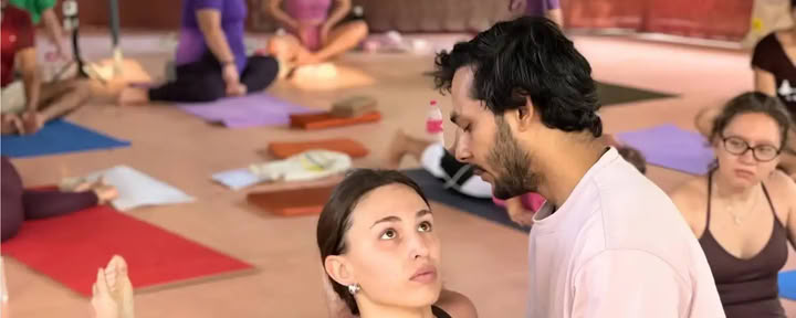 Formation de professeure de yoga de 500 heures au Kerala – 3 oct – 26 oct 2026