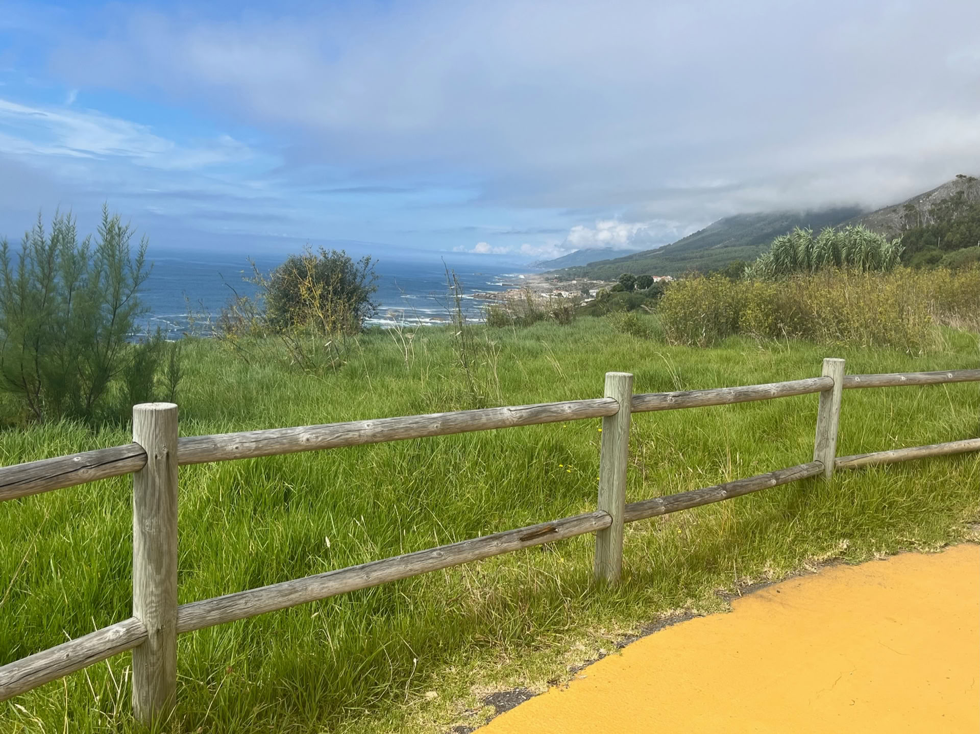Held by the Way : un voyage avec le chagrin et la joie sur le Camino de Santiago