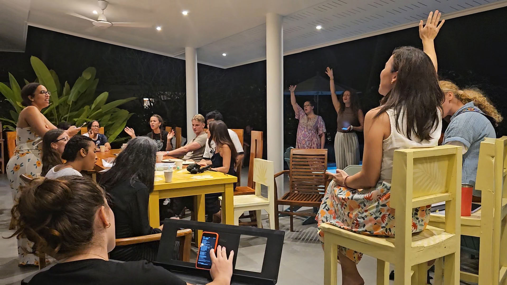 Soirée de louange au bord de la piscine et dîner partagé
