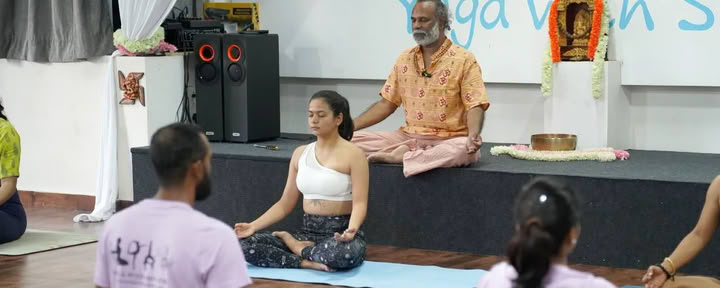 Cours de formation de professeur de yoga de 200 heures (TTC)