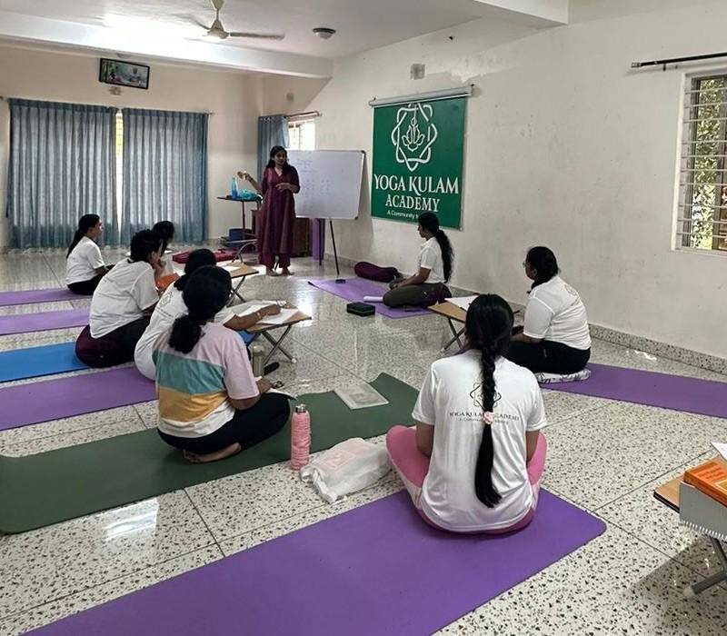 Cours de formation de professeur de yoga prénatal et postnatal de 85 heures à Bengaluru