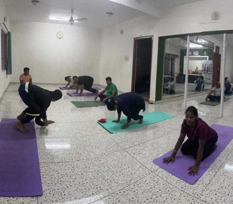 Cours de formation de professeur de yoga prénatal et postnatal de 85 heures à Bengaluru