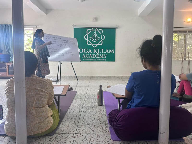 Cours de formation de professeur de yoga de 200 heures en semaine à Bengaluru