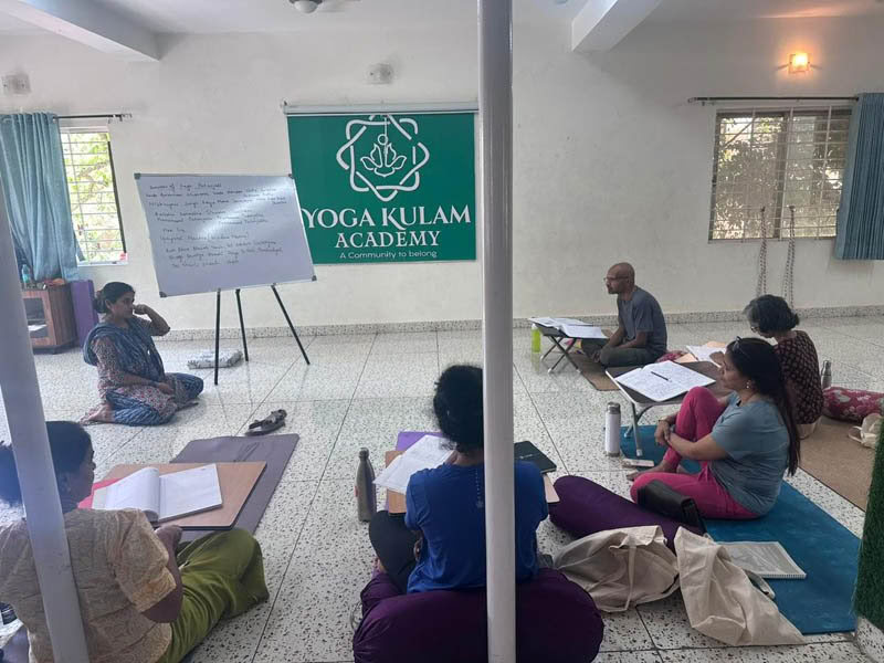 Cours de formation de professeur de yoga de 200 heures en semaine à Bengaluru