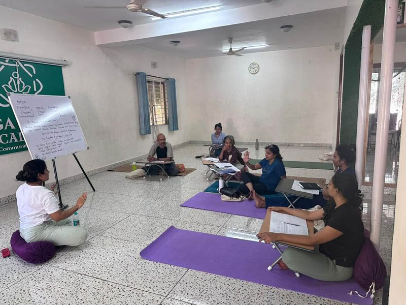 Cours de formation de professeur de yoga de 200 heures en semaine à Bengaluru