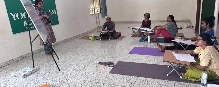 Cours de formation de professeur de yoga de 200 heures en semaine à Bengaluru
