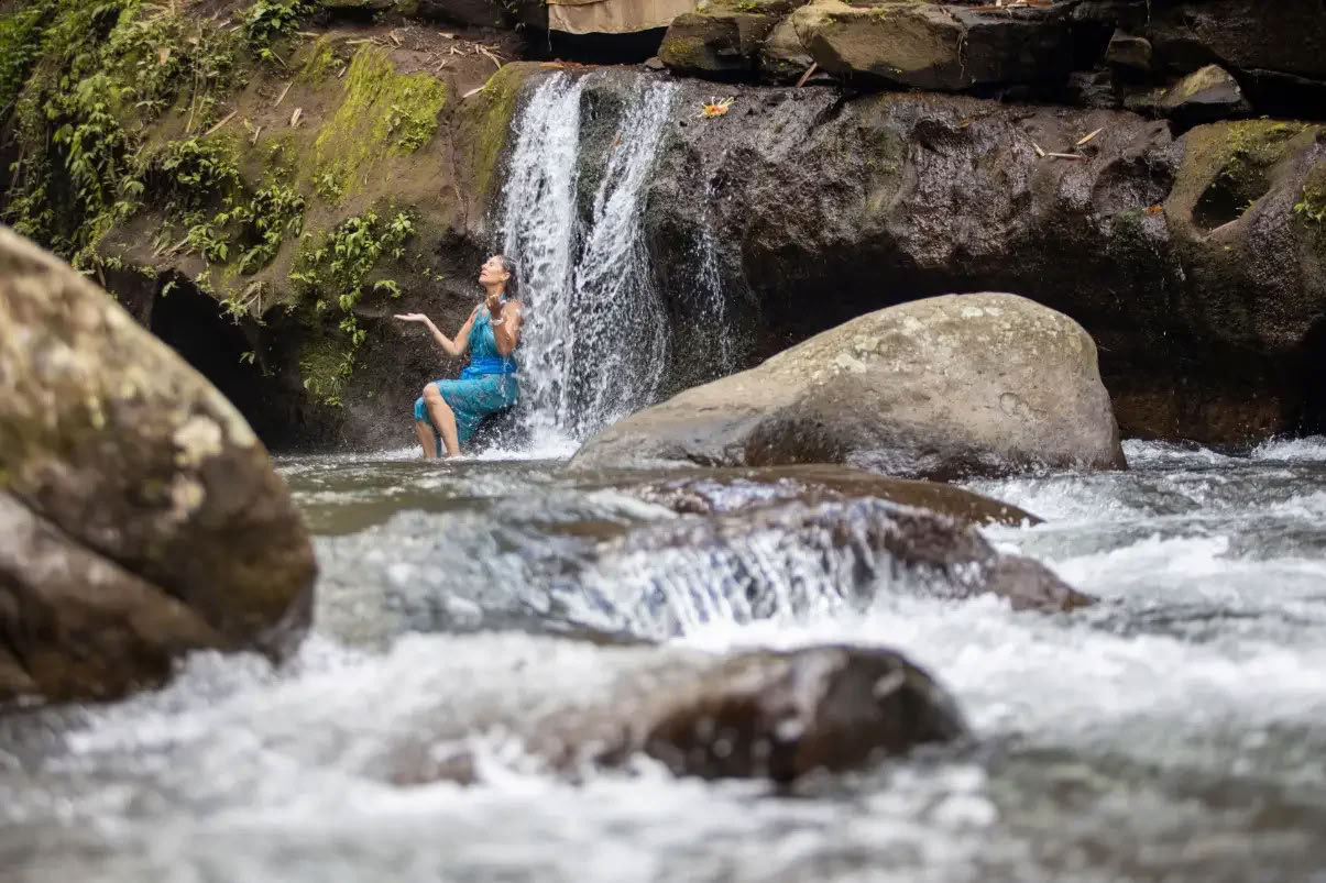 Rituel de purification bénédiction au temple de l’eau ancien - Umalas