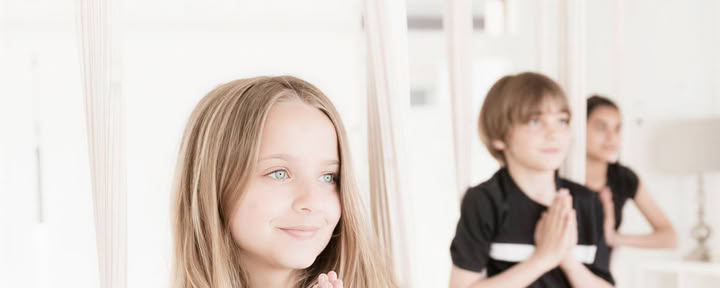 Yoga aérien pour adolescents